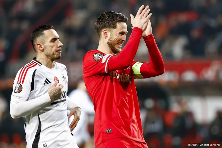 Aanvaller Van Wolfswinkel (36) nog een seizoen bij FC Twente Aanvaller Van Wolfswinkel (36) nog een seizoen bij FC Twente