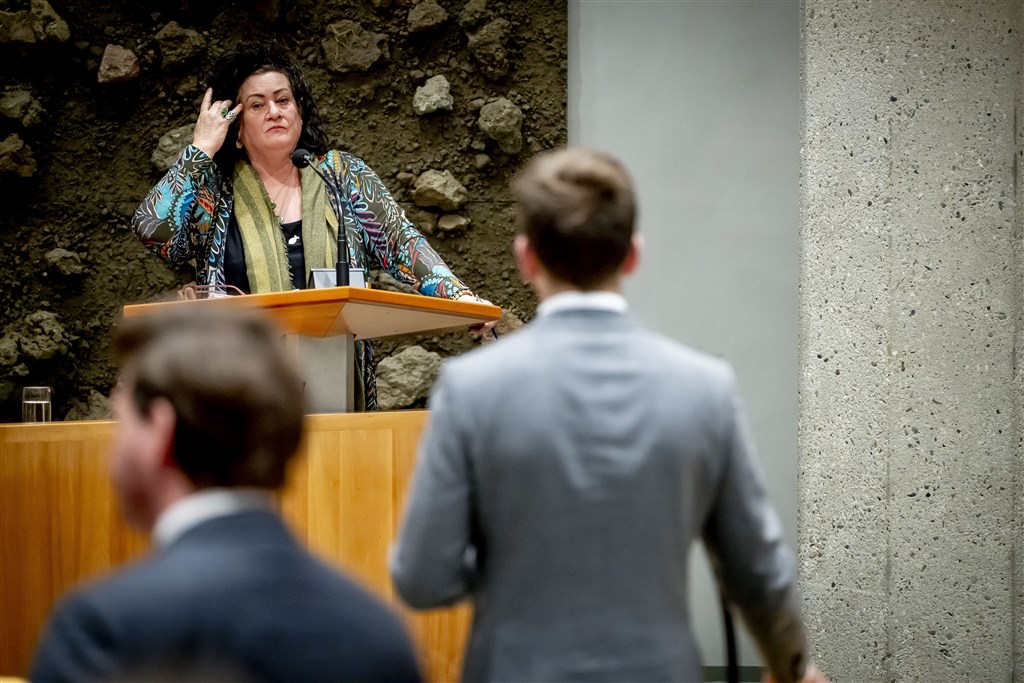 Coalitiepartijen in langverwacht debat nog niet eens over afschieten wolf Coalitiepartijen in langverwacht debat nog niet eens over afschieten wolf