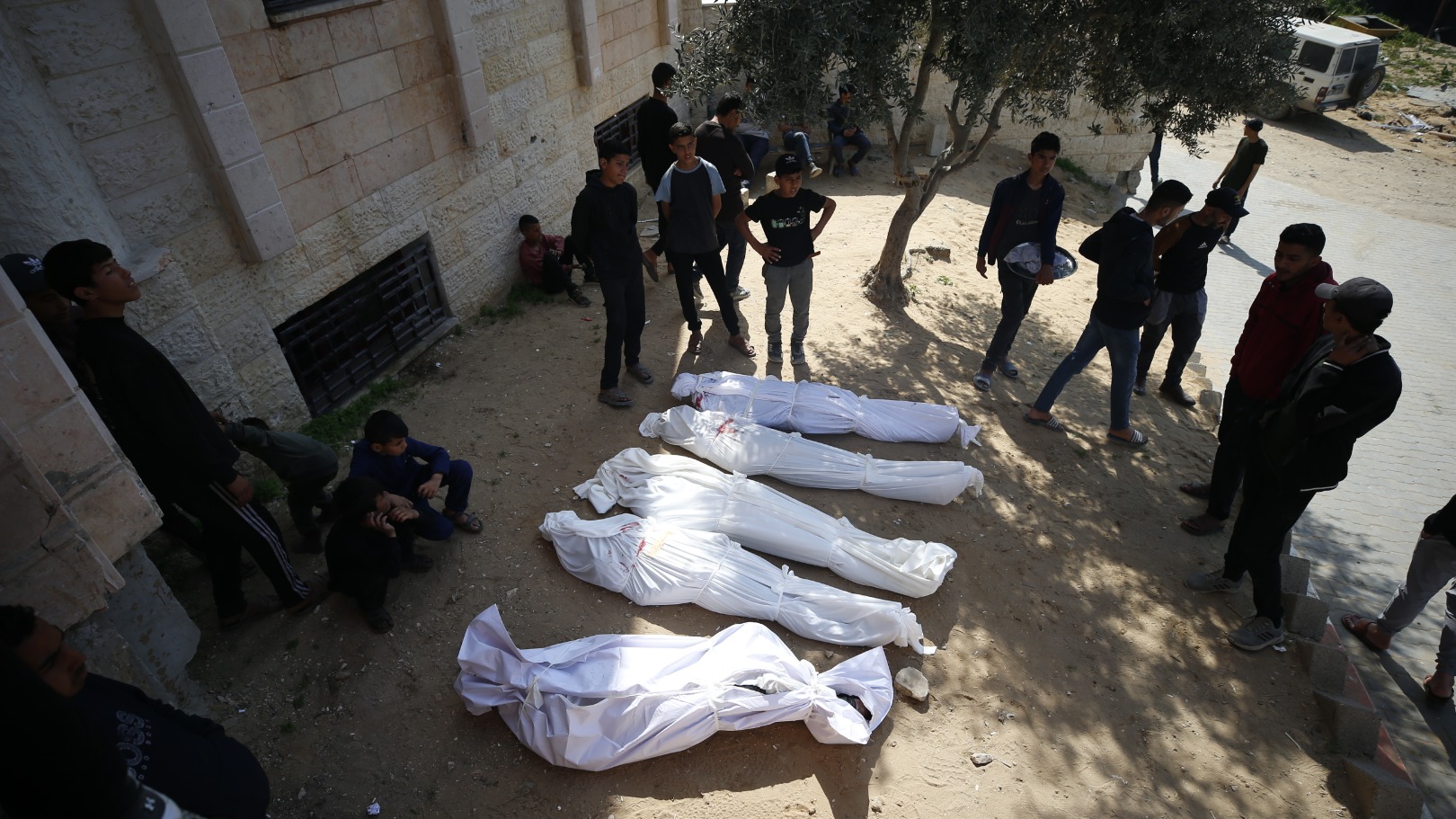 Meerdere hulpverleners en journalisten gedood bij Israëlische luchtaanvallen in Gaza Meerdere hulpverleners en journalisten gedood bij Israëlische luchtaanvallen in Gaza