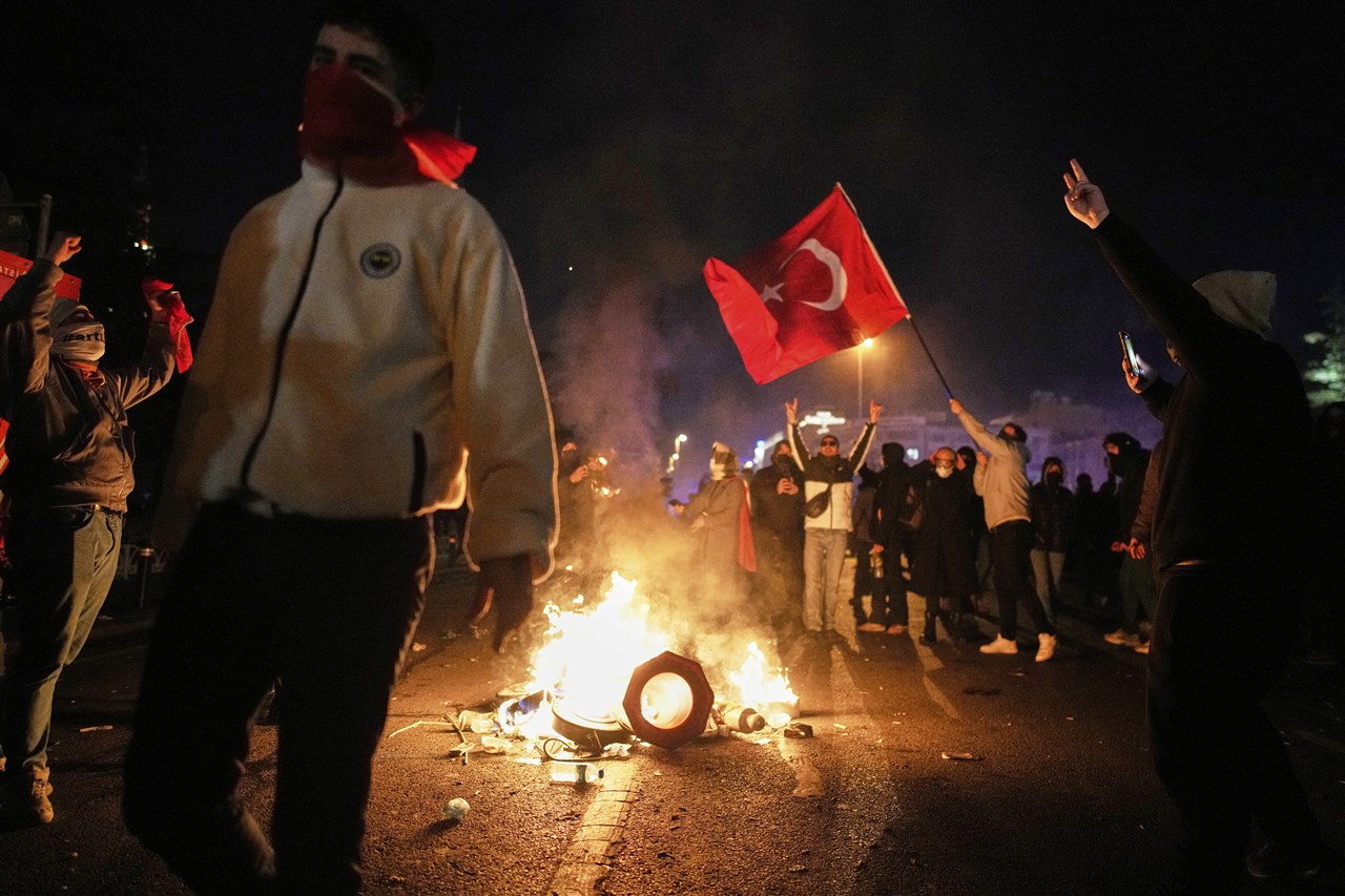 Opnieuw grote protesten in Istanbul, 300.000 mensen op de been Opnieuw grote protesten in Istanbul, 300.000 mensen op de been