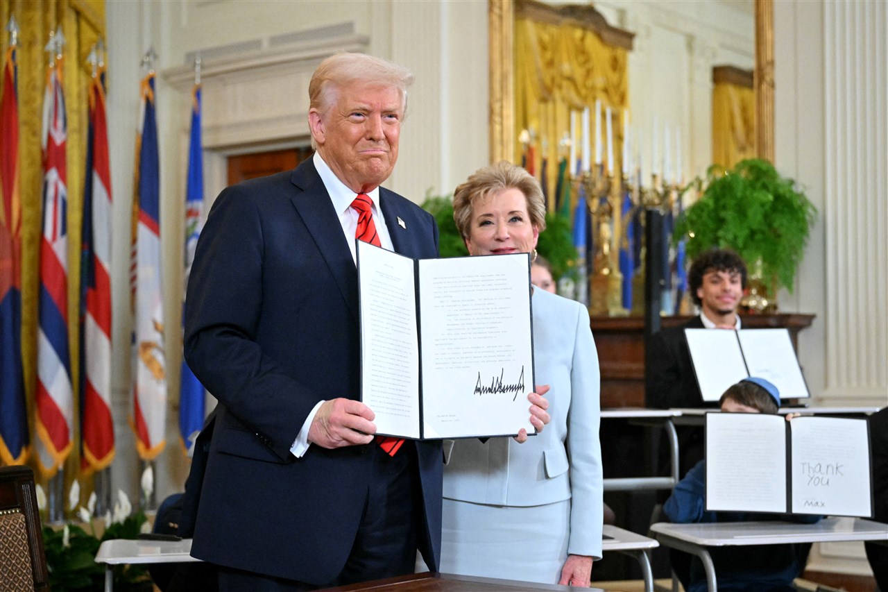 Trump tekent voor afschaffing ministerie van Onderwijs, kan dat zomaar? Trump tekent voor afschaffing ministerie van Onderwijs, kan dat zomaar?