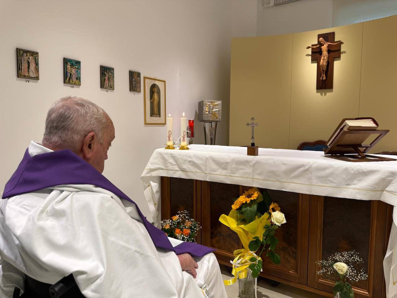 Vaticaan deelt na maand ziekenhuis voor het eerst foto van paus Vaticaan deelt na maand ziekenhuis voor het eerst foto van paus