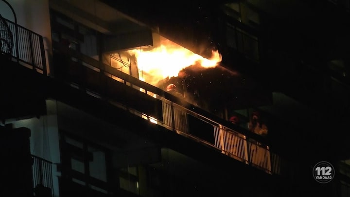 Zaanse flatbewoners vluchten via het balkon op zeven hoog van uitslaande brand Zaanse flatbewoners vluchten via het balkon op zeven hoog van uitslaande brand