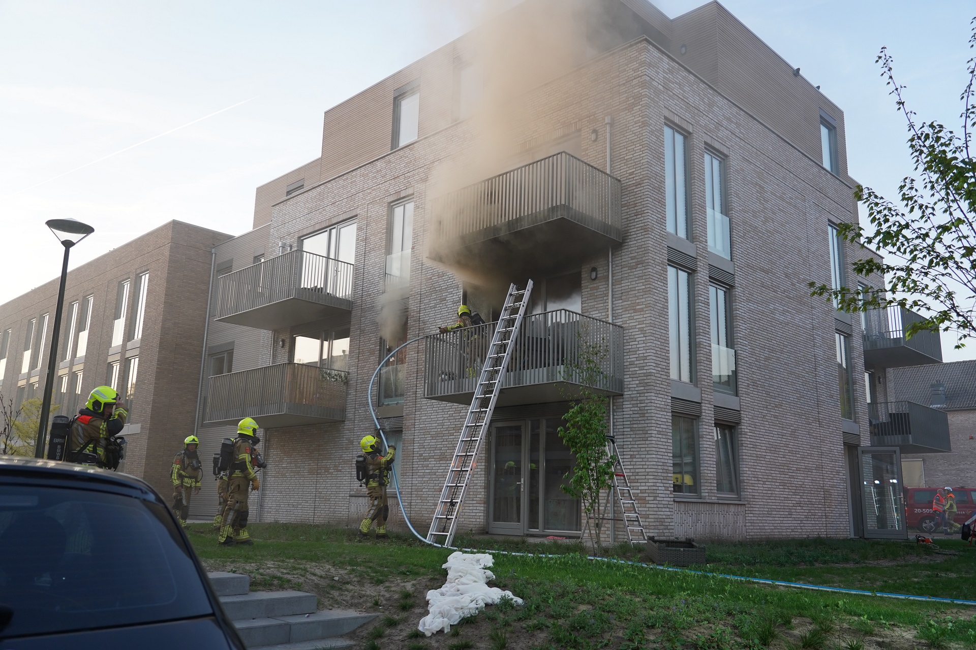 Dode bij brand in appartement Raamsdonksveer, woningen ontruimd Dode bij brand in appartement Raamsdonksveer, woningen ontruimd