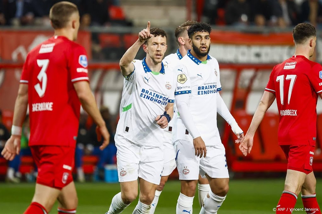 PSV maakt titelrace spannender met eenvoudige zege bij FC Twente PSV maakt titelrace spannender met eenvoudige zege bij FC Twente