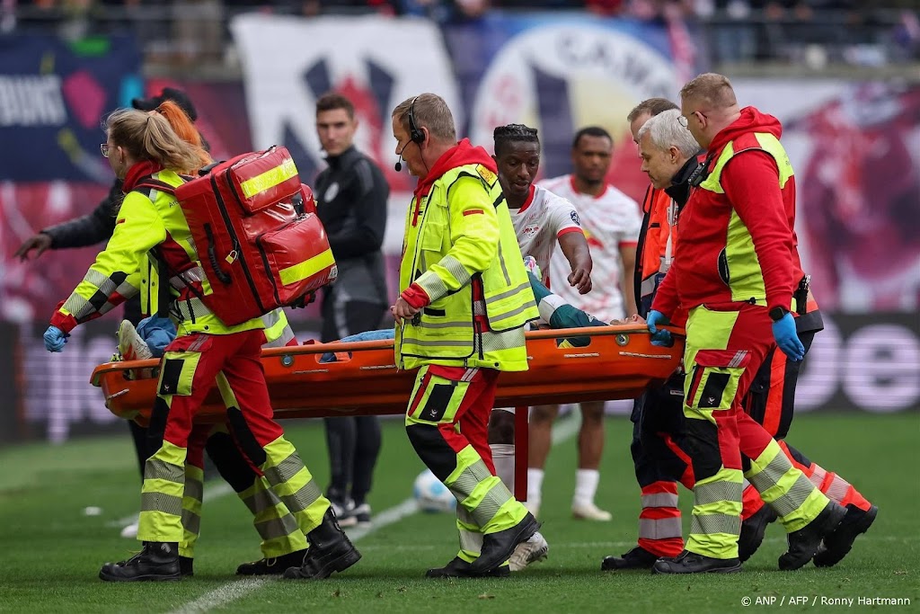 Spelers Leipzig en Kiel kort bewusteloos na harde botsing op veld Spelers Leipzig en Kiel kort bewusteloos na harde botsing op veld