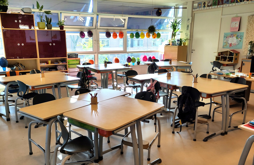 Basisscholen Amsterdam stoppen met inhuren externe leerkrachten: ‘Met vaste teams is er meer verbondenheid’ Basisscholen Amsterdam stoppen met inhuren externe leerkrachten: ‘Met vaste teams is er meer verbondenheid’