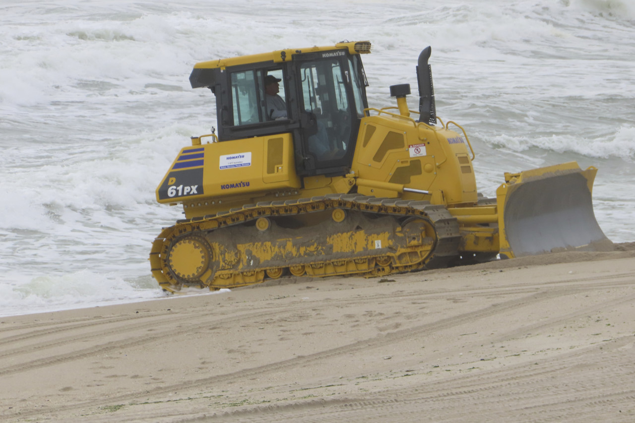 Bulldozer rijdt over vrouw op Italiaans strand heen, slachtoffer overleden Bulldozer rijdt over vrouw op Italiaans strand heen, slachtoffer overleden