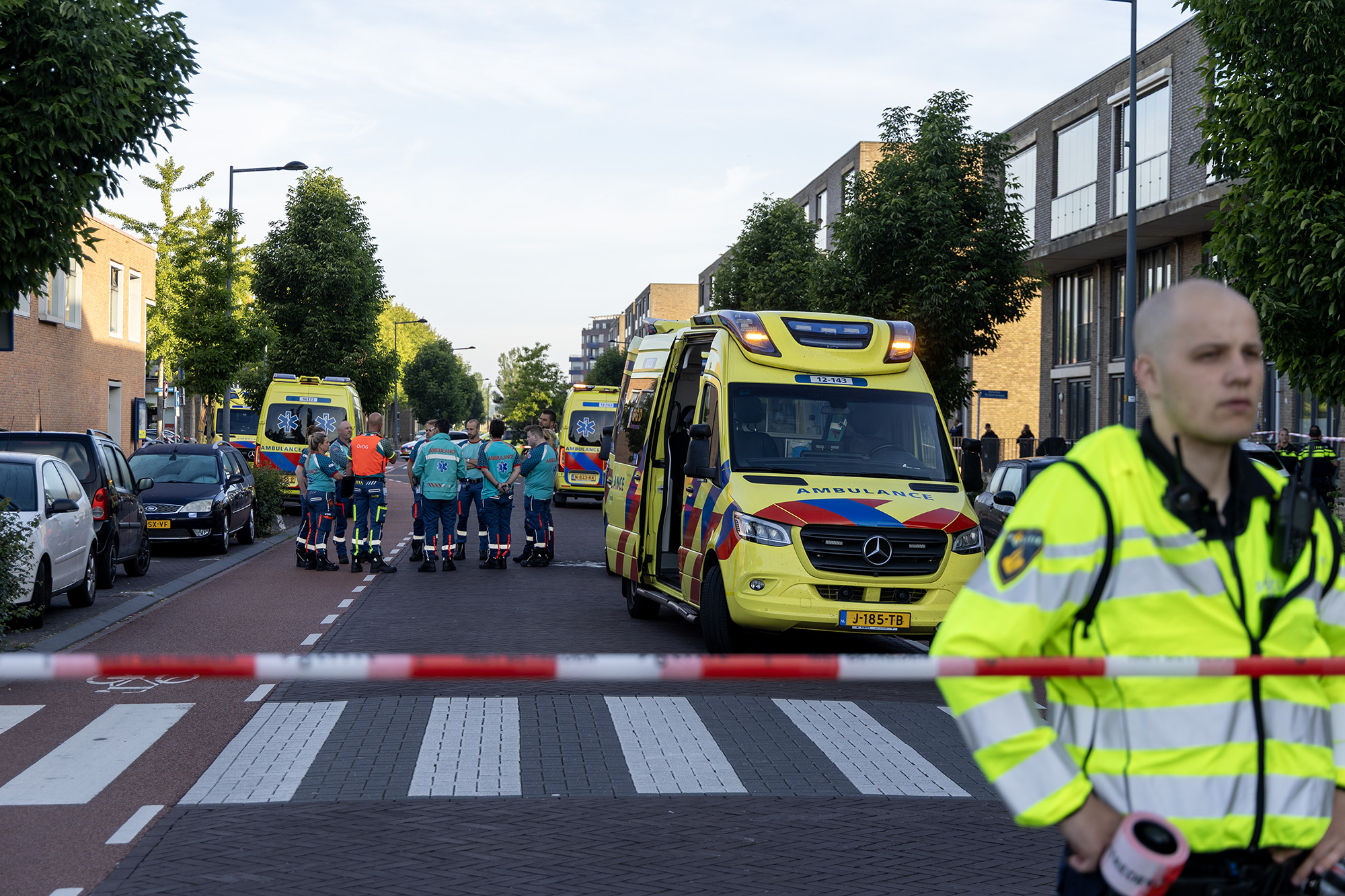 Meerdere slachtoffers bij steekpartij Hoofddorp, onder wie een agent Meerdere slachtoffers bij steekpartij Hoofddorp, onder wie een agent