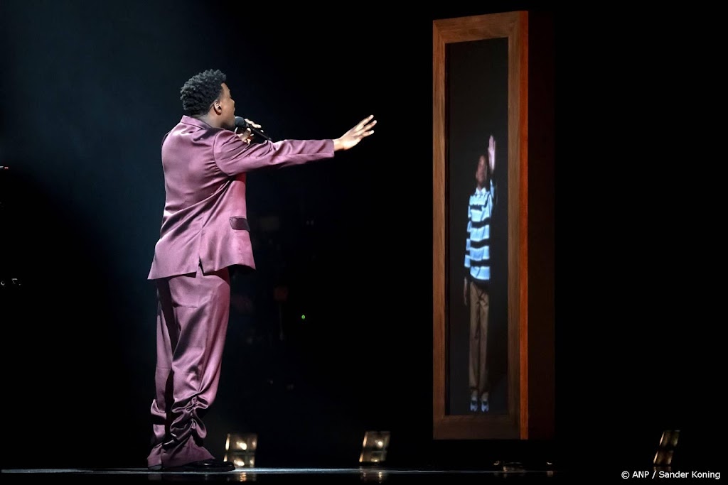 ‘Mini Claude’ zingt C’est La Vie mee in songfestivalarena ‘Mini Claude’ zingt C’est La Vie mee in songfestivalarena