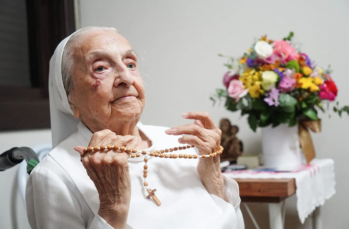 Oudste mens ter wereld overleden, 116-jarige non die door paus gezegend werd Oudste mens ter wereld overleden, 116-jarige non die door paus gezegend werd