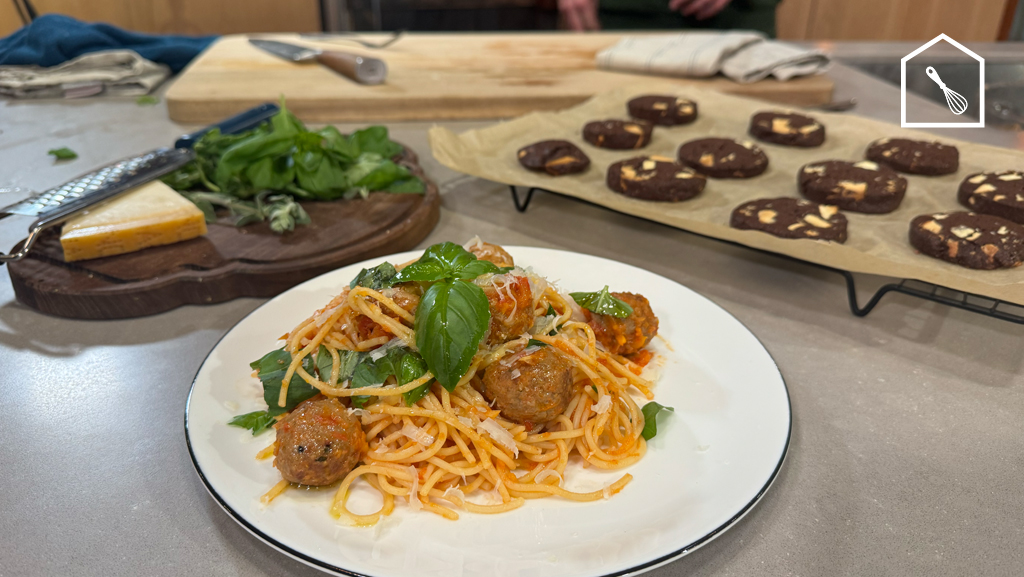 Spaghetti met meat-balls en chocolat chip cookies als toetje Spaghetti met meat-balls en chocolat chip cookies als toetje