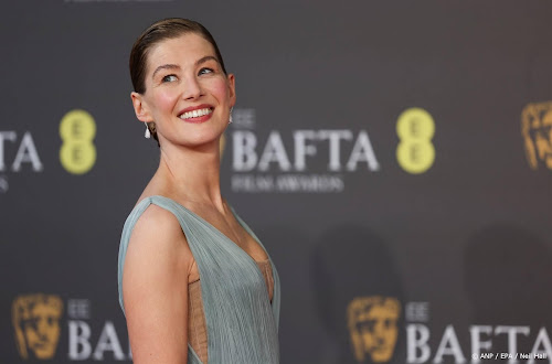 Telefoon Rosamund Pike gestolen terwijl ze met haar moeder belde Telefoon Rosamund Pike gestolen terwijl ze met haar moeder belde