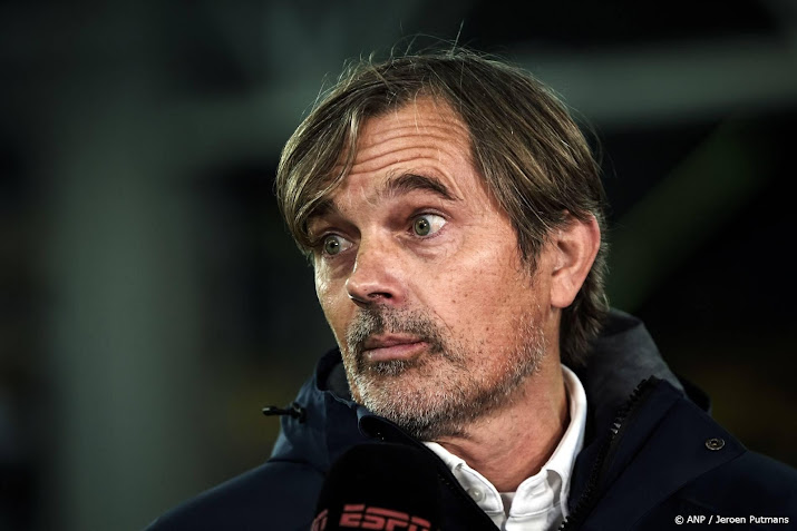 Voormalig PSV-speler en trainer Cocu overhandigt kampioensschaal Voormalig PSV-speler en trainer Cocu overhandigt kampioensschaal