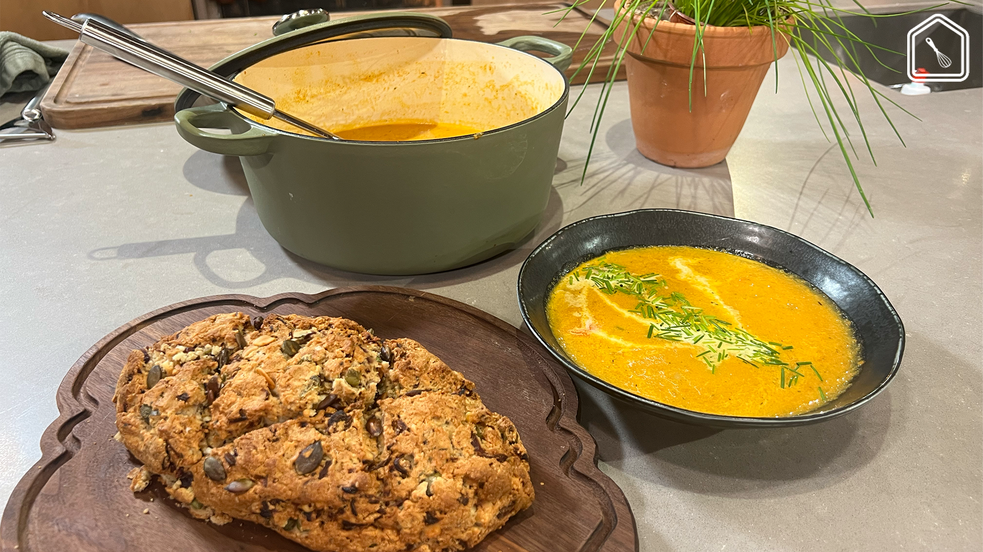 Wortel-sinaasappelsoep en makkelijk olijvenbrood (zonder kneden en rijzen!) Wortel-sinaasappelsoep en makkelijk olijvenbrood (zonder kneden en rijzen!)
